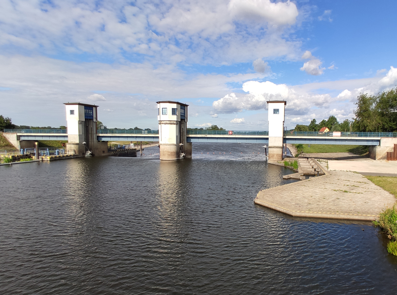 Wehr Gnevsdorf in der Havel mit Wehr, Kahnscheuse, Fischaufstiegsanlage, Kranstellfläche am rechten Ufer und Brücke.