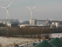 Blick auf Biogasanlgen im Vordergrund, im Hintergrund 3 Windkraftanlagen