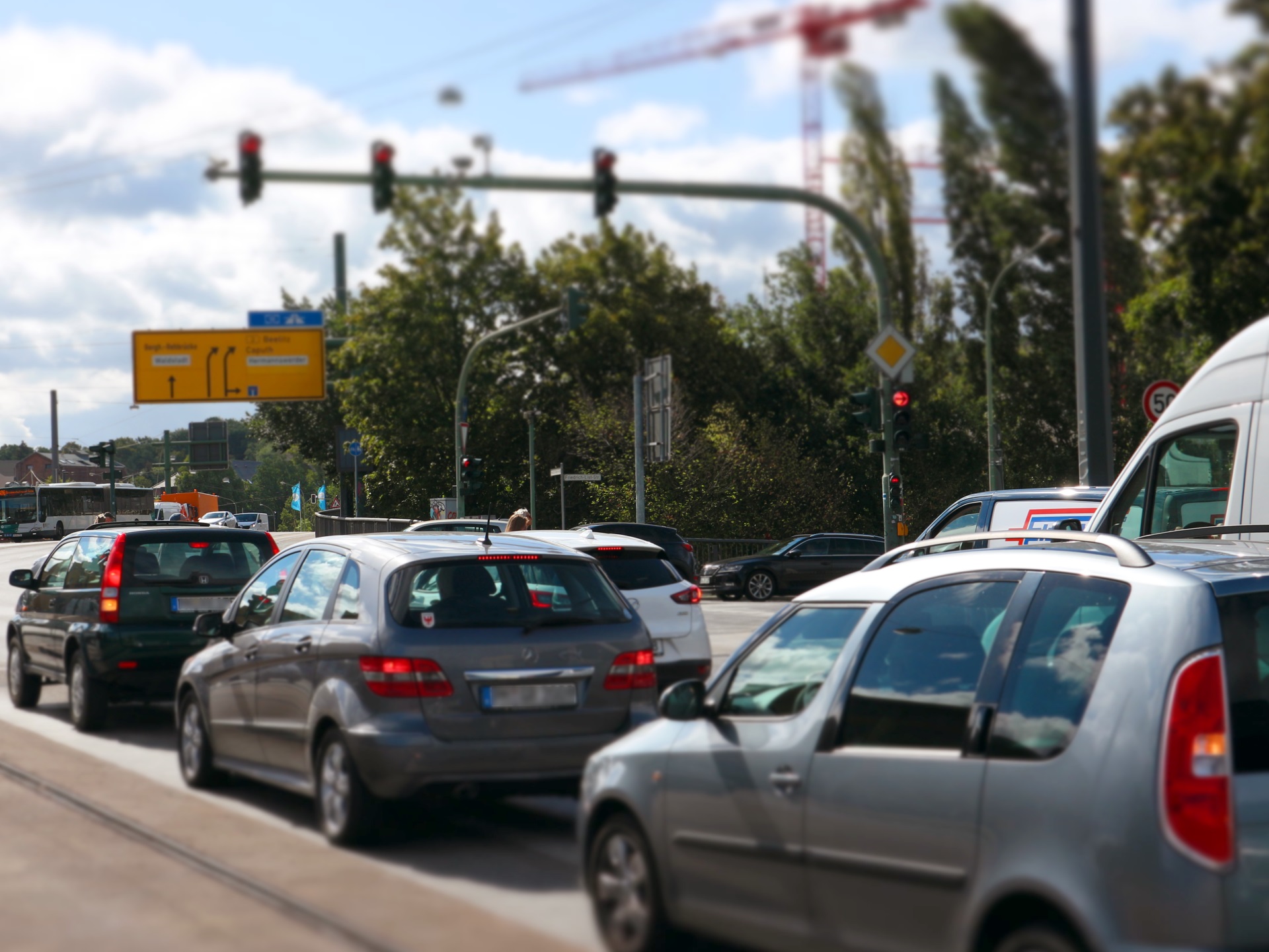 Das Foto zeigt die Lange Brücke in Potsdam im Berufsverkehr als Beispiel für eine vielbefahrene Straße.