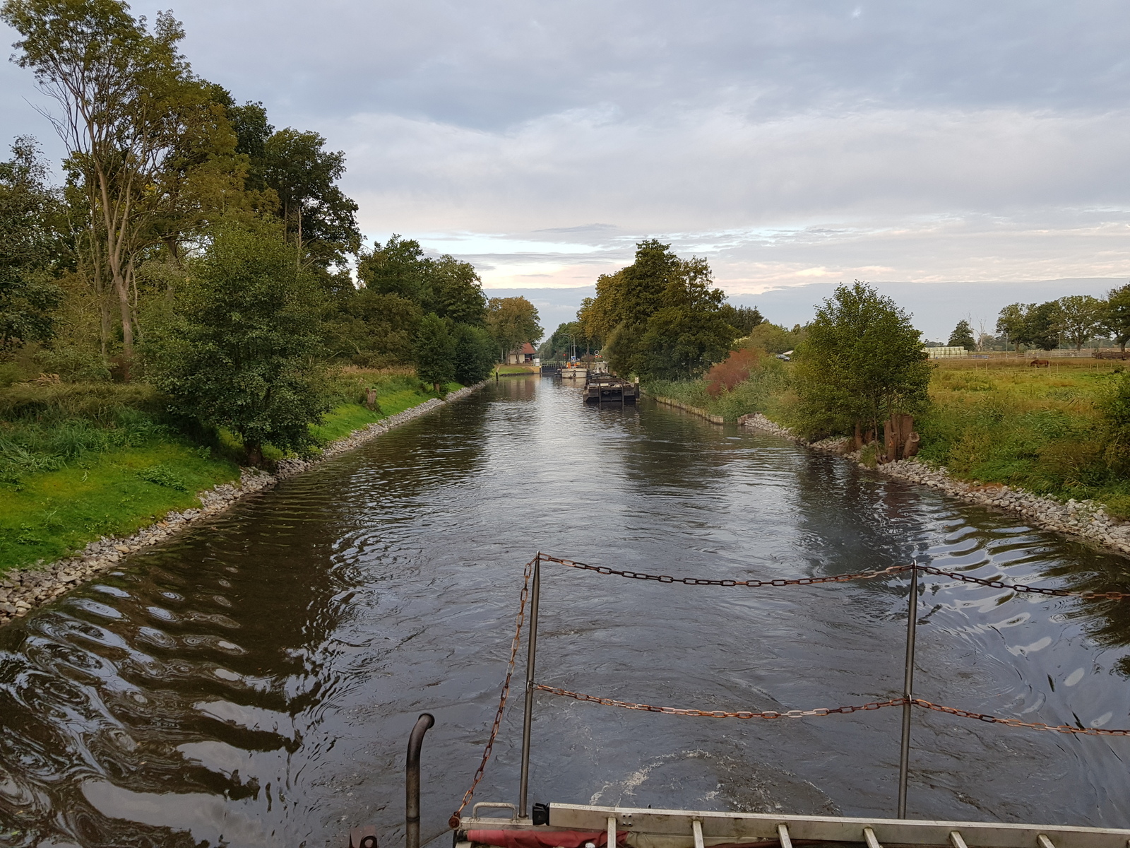 Unterwasser der Schleuse Hohenbruch mit beidseitig hergestellten Ufersicherungen Unterwasser der Schleuse Hohenbruch mit beidseitig hergestellten Ufersicherungen