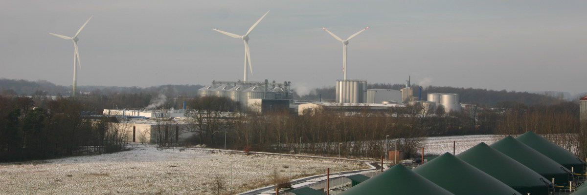 Blick auf Biogasanlgen im Vordergrund, im Hintergrund 3 Windkraftanlagen