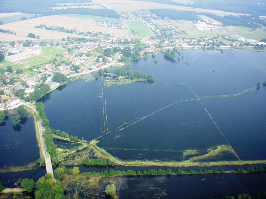 Luftaufnahme der überschwemmten Flächen bei Weisen während des Elbehochwassers 2002