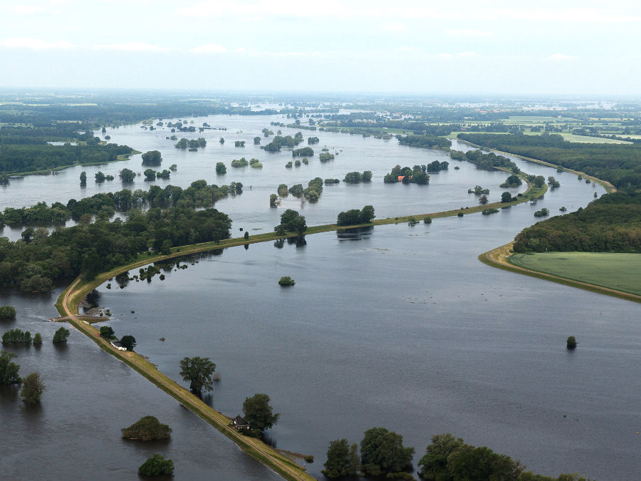 Luftaufnahme der Elbe während des Hochwassers 2013