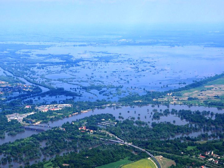 Luftaufnahme der großflächigen Überschwemmungen während des Hochwassers 2010 an der Oder