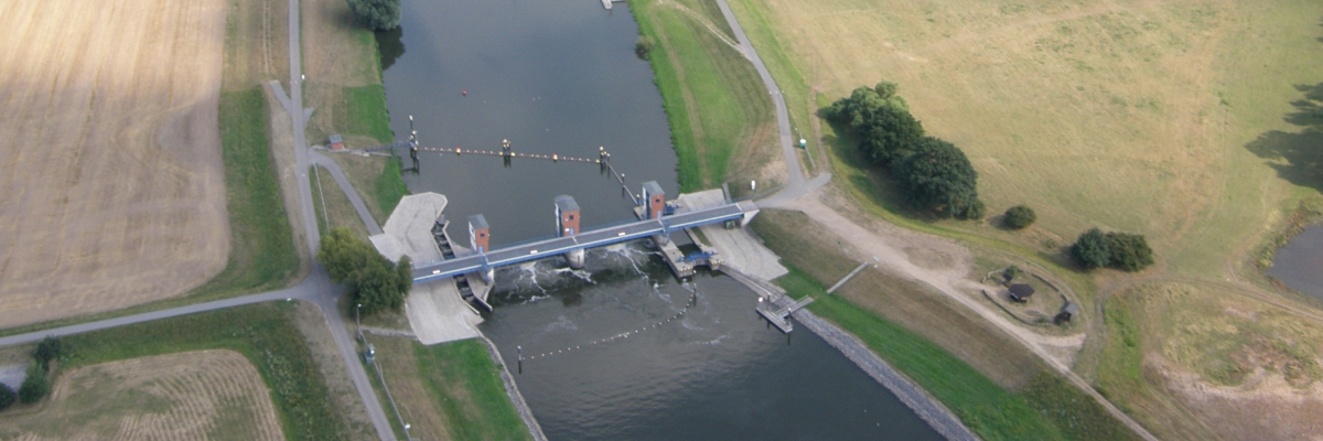 Luftaufnahme zeigt das Wehr Gnevsdorf und die Havel bei Rühstädt