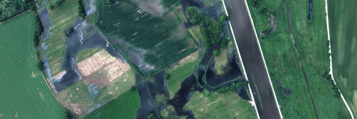 Ausschnitt einer Luftaufnahme zeigt überschwemmte Ackerflächen entlang der Schwarzen Elster während des Hochwassers 2013