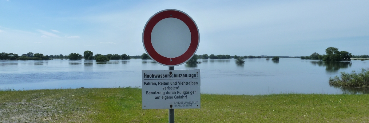Hinweisschild Hochwasserschutzanlage auf dem Deich während des Elbe-Hochwassers 2013