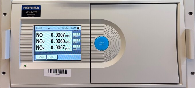 Die Abbildung zeigt die frontale Ansicht eines Stickstoffoxid-Monitors APNA-370 der Firma Horiba. Das Gerät bestimmt Stickstoffmonoxid, Stickstoffdioxid und die Gesamtmenge Stickstoffoxide.