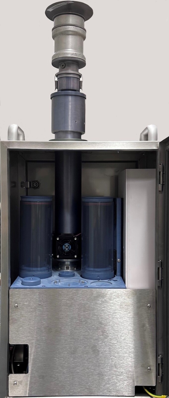 Die Abbildung zeigt die Innenansicht des Staub-Probenahmesystems mit Filterkartuschen. Auf dem Gerät ist der selektive Probeneinlass zu erkennen.