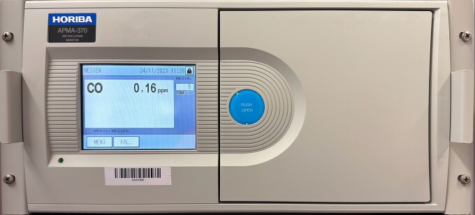Die Abbildung zeigt die frontale Ansicht eines Kohlenstoffmonoxid-Monitors, APMA-370, der Firma Horiba.