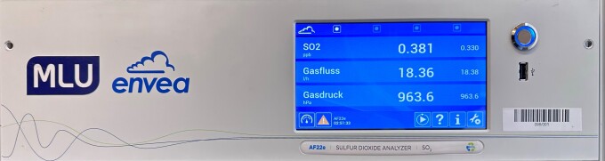 Die Abbildung zeigt die frontale Ansicht eines Schwefeldioxid-Monitors AF22e der Firma Envea.