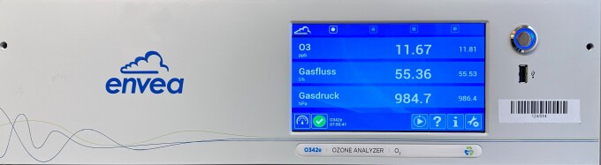 Die Abbildung zeigt die frontale Ansicht eines Ozon-Monitors, O342e, der Firma Envea 