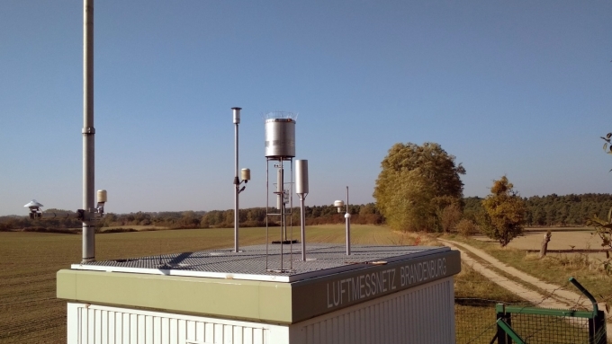 Foto der Messstation Hasenholz (Buckow) in ländlicher Stationsumgebung am Rande von Ackerflächen