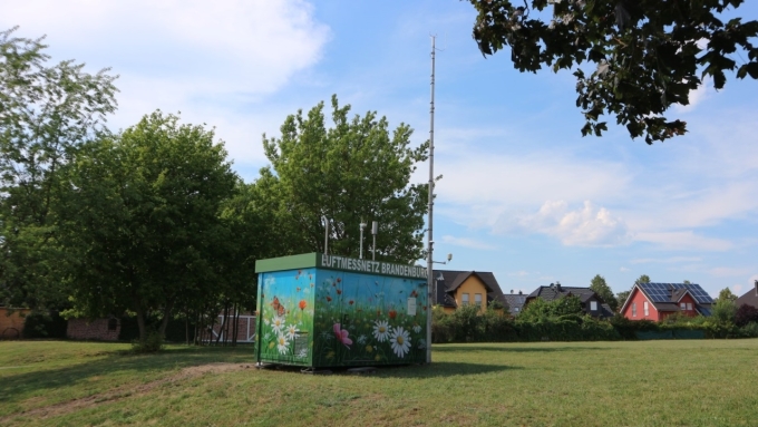 Foto der Messstation Dallgow-Döberitz in vorstädtisch/städtischer Stationsumgebung eines Wohngebietes