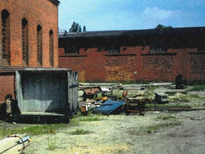 Zwischen verlassenen Gebäuden liegt Bauschutt und Müll. 
