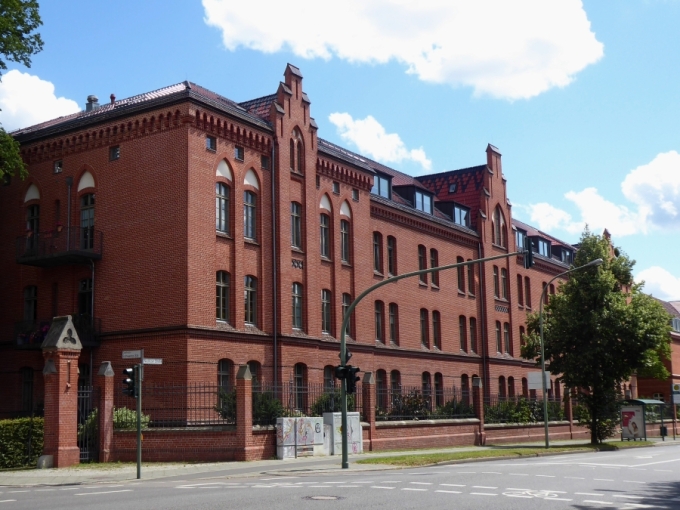 Auf dem Gelände der ehem. WGT-Liegenschaft  „Rote Kaserne“ in Potsdam stehen sanierte Kasernen.