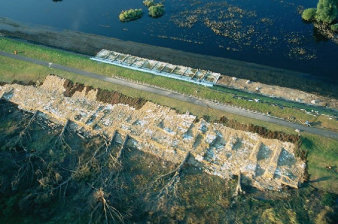 Baumfällungen an einer Schadstelle 1997 an der Oder    