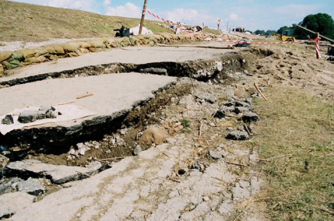 Während der Oderflut 1997 brach eine Böschung. Man sieht ein Bruch, Riss im Weg. 