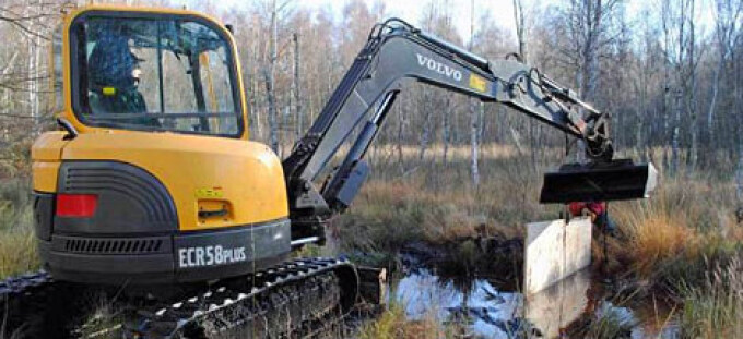 Ein Bagger mit leichter Technik ausgerüstet wird zur Materialgewinnung der Flachabtorfung eingesetzt. Leichte Technik und eine gute Bauablaufplanung sind Voraussetzungen für eine erfolgreiche Umsetzung.