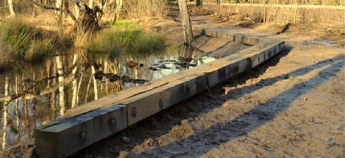 Grabenplombierung durch Stulpwand aus Eichenbohlen