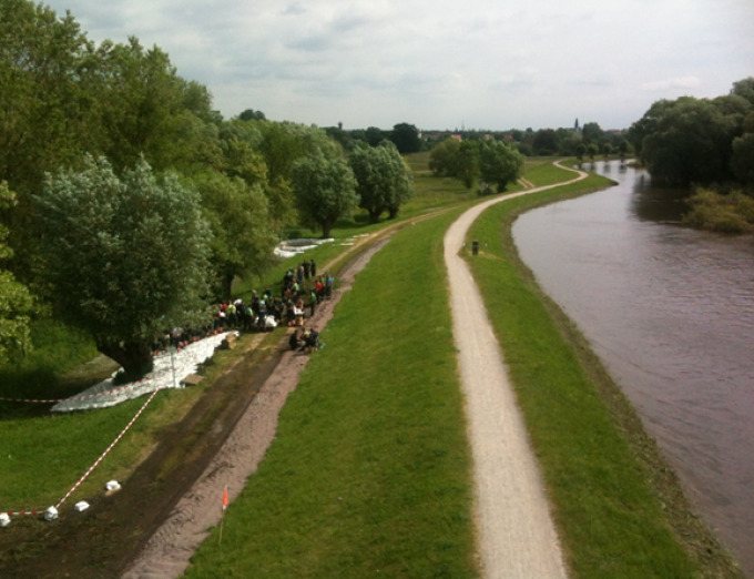 Blick auf Baumaßnahmen am Lindendeich Witteberge während des Hochwassers 2013