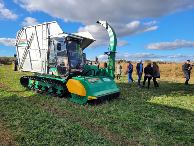 Das Bild zeigt ein landwirtschaftliches Mähfahrzeug, mit dem wiedervernässte Moorflächen befahren und abgeerntet werden können. 