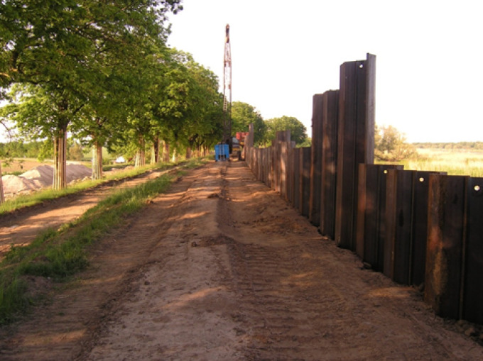 Eine Spundwand wird zur Sicherung von Bäumen errichtet. 